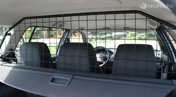 Focus vs. Octavia: melyik a jobb rendőrautó? 17 | Vezess A rács a biztonság miatt fontos, nemcsak a kutyás autókban van