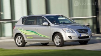 Úton a Kia hibrid autója