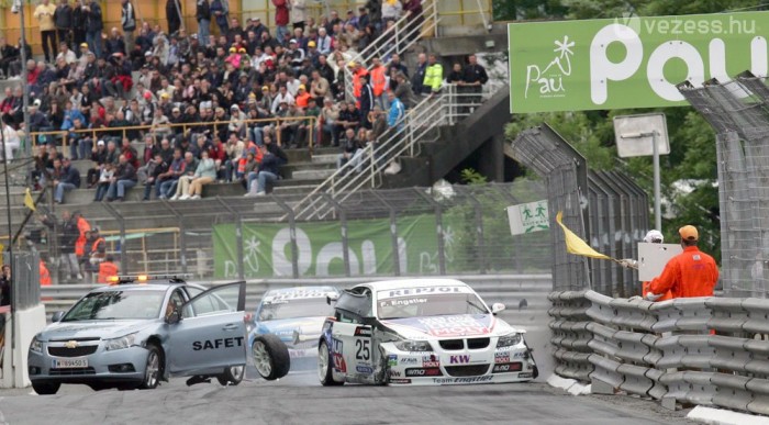 Videó: A Safety Car ütötte ki az elsőt!