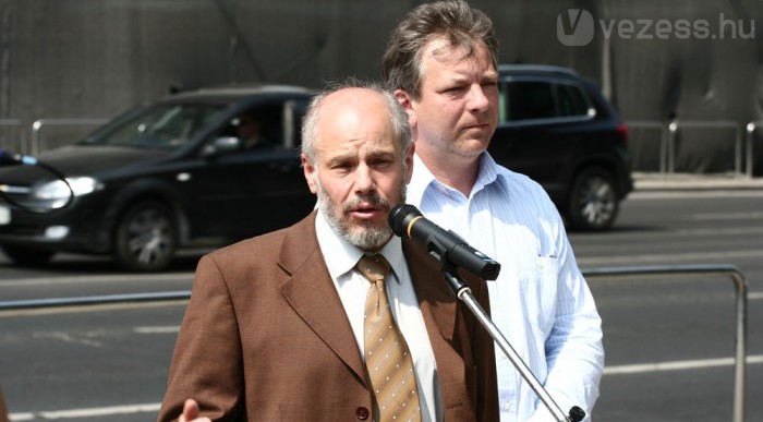 Az úr vajon bringázott, vagy a hetes busszal érkezett a belvárosba? Esetleg ide született?