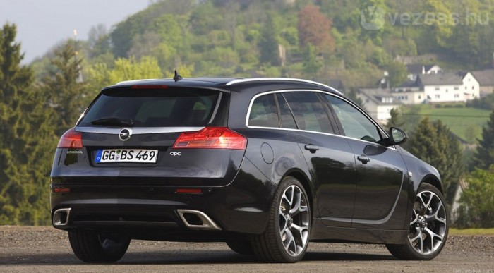 Kombiban is jön a durva Opel 6