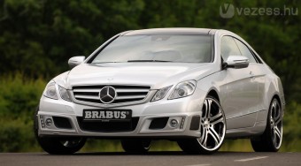 Sportkocsi luxuskupéba bújtatva