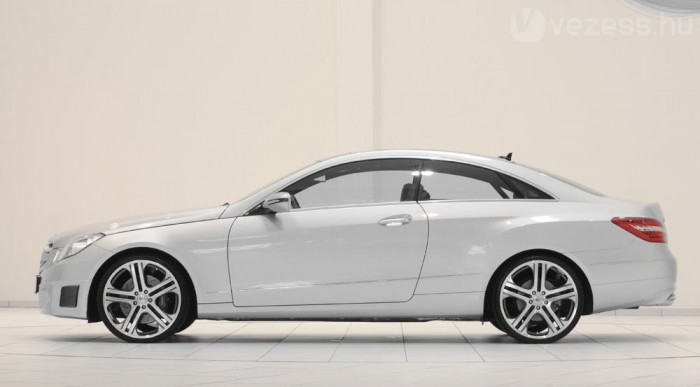 Sportkocsi luxuskupéba bújtatva 7