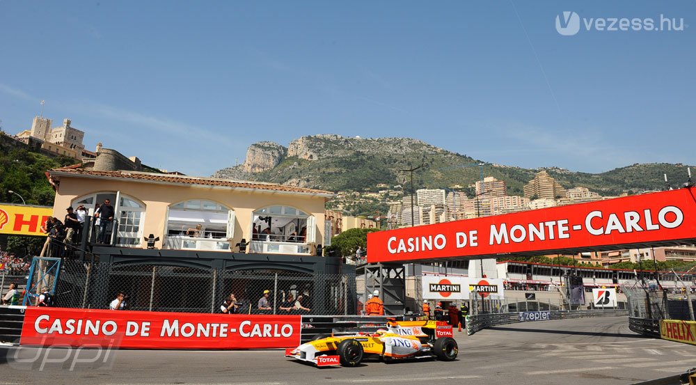 Barrichello vezet Monacóban 18