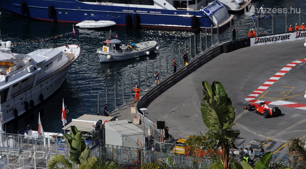 Barrichello vezet Monacóban 21