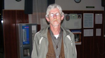 Ki lehet ez? MOL trikó, napszemüveg...