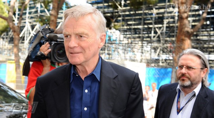 Senki nem mozdul, de mindenki bizakodok - ki érti ezt?