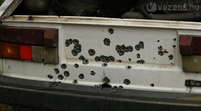 Van, amelyik valahol elől jött ki