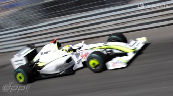 Button élete üzlete előtt