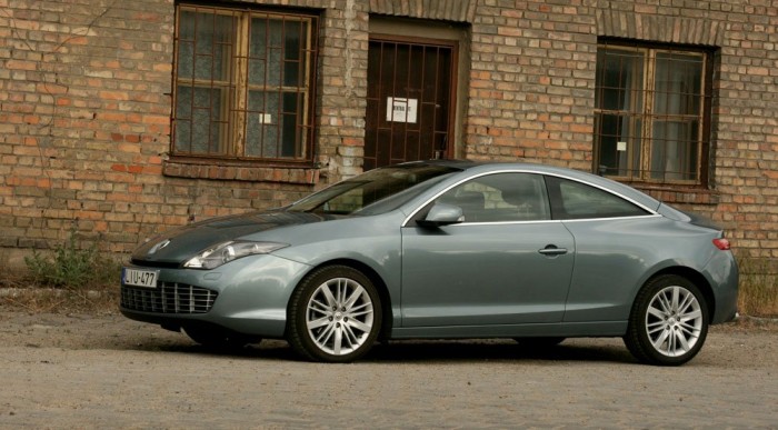 Kényelmes, nem túl kemény a futómű