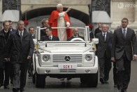 II. János Pál pápának is volt G-alapú pápamobilja. A dzsipből jól látni a szentatyát és felezővel könnyű lépésben haladni