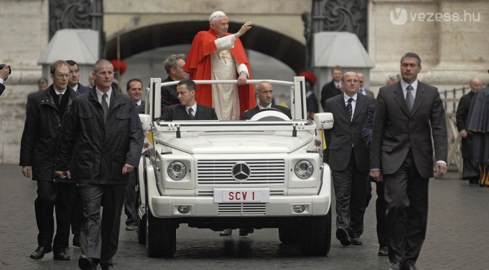 II. János Pál pápának is volt G-alapú pápamobilja. A dzsipből jól látni a szentatyát és felezővel könnyű lépésben haladni