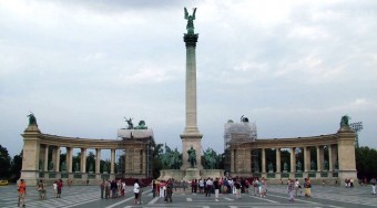 Lovak miatt lezárják fél Budapestet