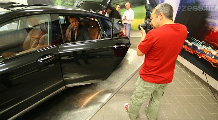 Keret nélküli ablakok hátul is