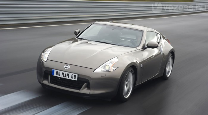 Megérkezett a Nissan új sportkocsija 6 | Vezess Már 331 lóerős