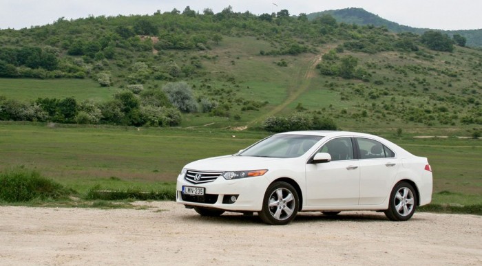 Jól fekszik a kanyarban