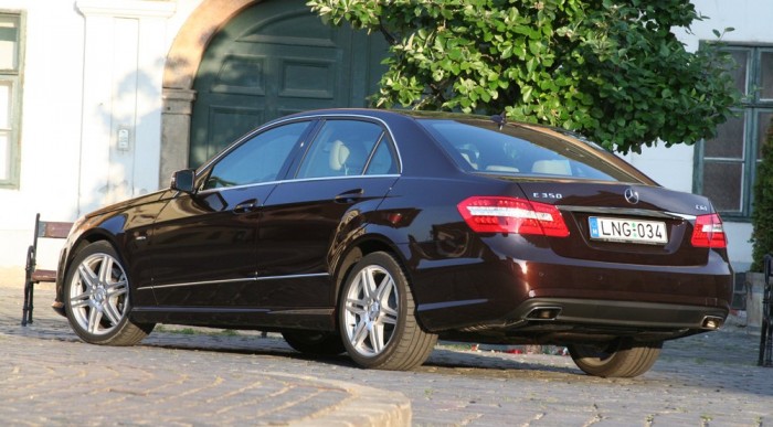 A hátsó sárvédő-domborítás a Ponton Mercedes öröksége az 1950-es évekből