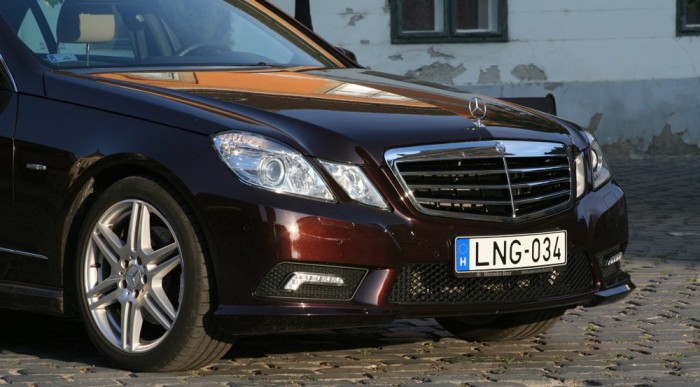 Gázoláskor felugrik a motorház hátulja