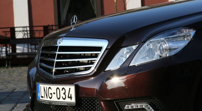 Ebben a verzióban nincs éjjellátó és távolságtartó berendezés