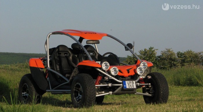 Négykerekű paradoxon magyar rendszámmal 7 | Vezess Masszív csőváz, jelképes tetővel