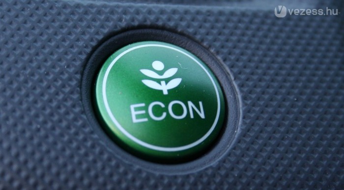 Insight: mit tud az olcsóbb hibrid? 10 | Vezess 4 százalékkal csökken a teljesítmény ECON módban, a fogyasztás javul