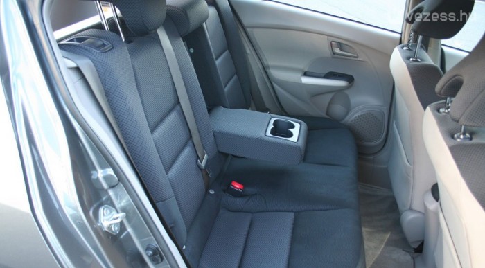 Insight: mit tud az olcsóbb hibrid? 13 | Vezess Hátul a lábtér elmegy, de a fejnek nincs hely