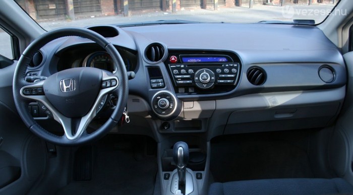 Insight: mit tud az olcsóbb hibrid? 11 | Vezess Kuszának tűnik, pedig jól használható a műszerfal