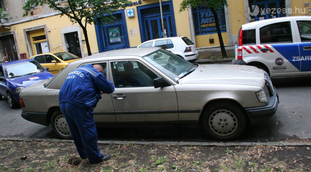 Lopás miatt körözték W124-es Mercedest