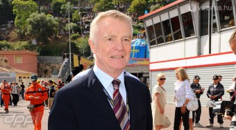 Mosley beintett a csapatoknak