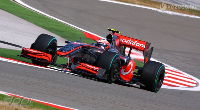 Hat ezreddel verte meg Alonsót