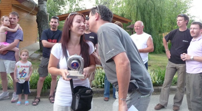 Égő Ákos klubelnök átadja a legszebb autó tulajdonosának a fődíjat