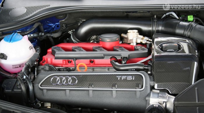 Semmi burkolat, jól látszik a motor