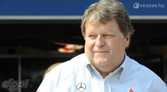 50 embert rúg ki a Mercedes