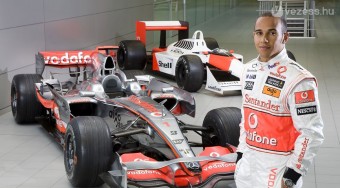 Senna autójába ül Hamilton