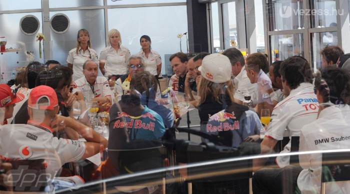 Kutyaszorítóban a csapatok 6 | Vezess A FOTA-t a kiszállás felé löki Mosley