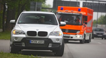 Önjáró életmentő autó a BMW-től
