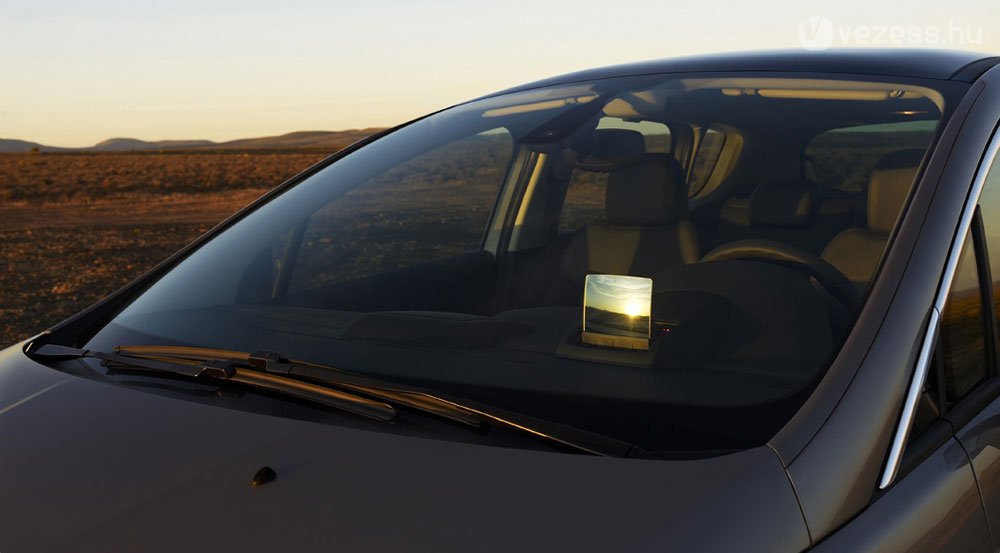 Polikarbonát lapra vetít a head-up display, nem a szélvédőre