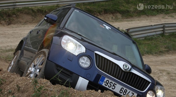 Félelmetes így bedőlve vezetni, de jó tudni, hogy kibírja