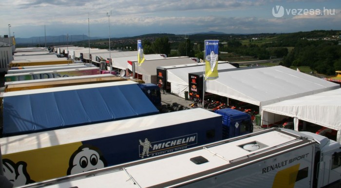 Már megtelt a paddock