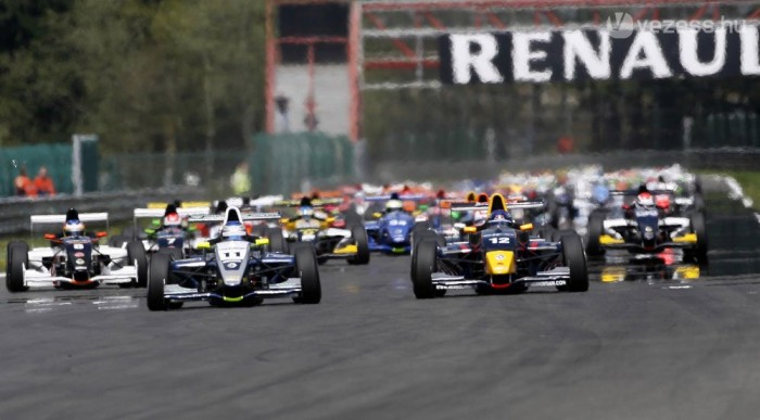 Két és 3,5 literes formaautók mennek a ringen