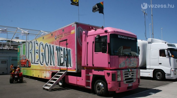 Ez üt: Magnum, Barbie-rózsaszínben