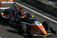 Ez egy Formula Renault 2.0-ás autó