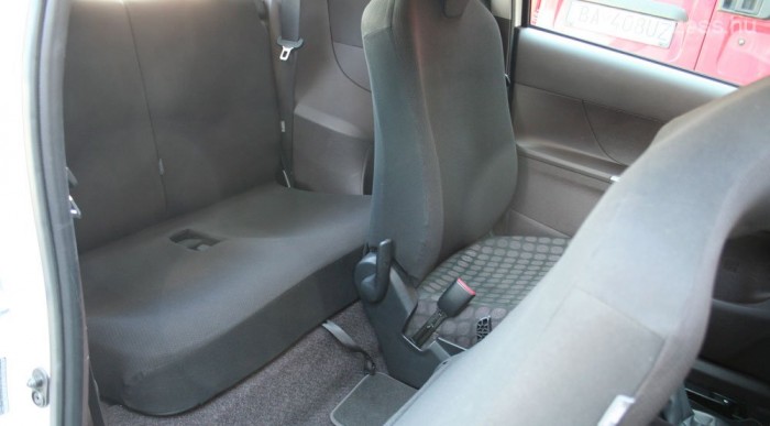 Jobb oldalon elfér egy felnőtt, bal hátul nincs lábtér