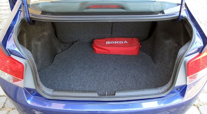 506 liter, padlószőnyeggel beterítve