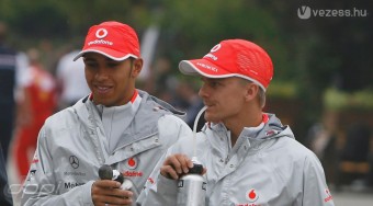 Taxisofőrnek állnak Hamiltonék - videó