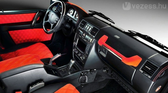 24 részes karboncsomag díszíti az utasteret