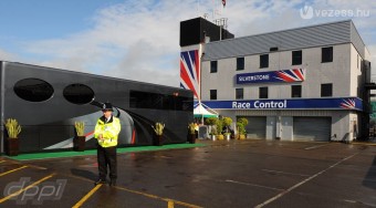 Silverstone-t siratja Hamilton és Button