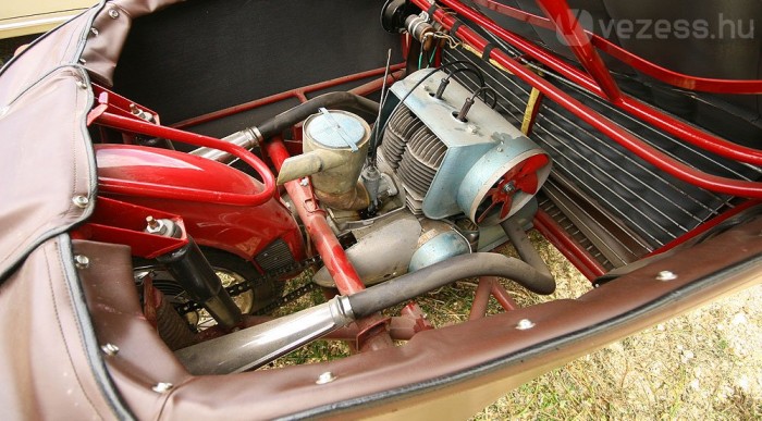 Műbőrbe csomagolt motor