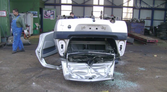 Semmi baja nem volt, de az oktatási autókat tilos eladni, még házon belül is