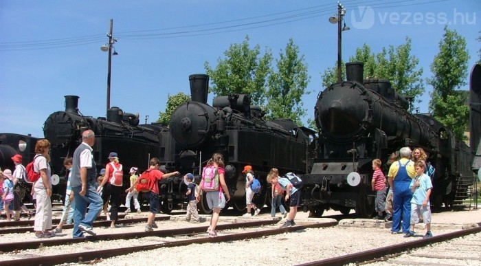 Esti program járműbolondoknak 9 | Vezess Mozdonyok gyári feketében